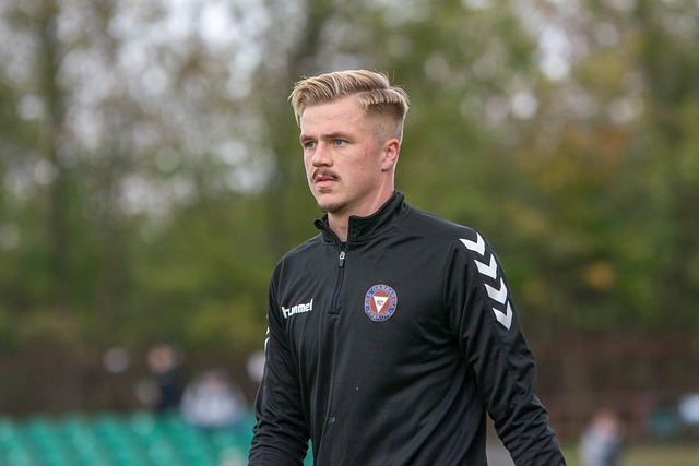 高尔夫俱乐部工作服，选棉还是聚酯纤维？